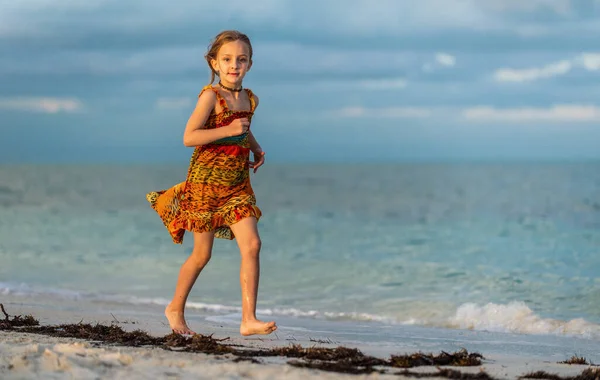 Ragazzina Carina Che Corre Sulla Spiaggia Sabbia Cuba Isola Caya — Foto Stock