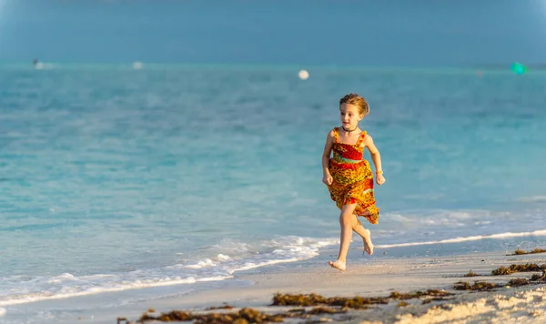 Linda Niña Corriendo Playa Arena Cuba Isla Caya Coco — Foto de Stock