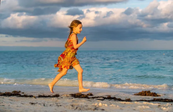 Słodka Dziewczynka Biegająca Piaszczystej Plaży Kuba Wyspa Caya Coco — Zdjęcie stockowe