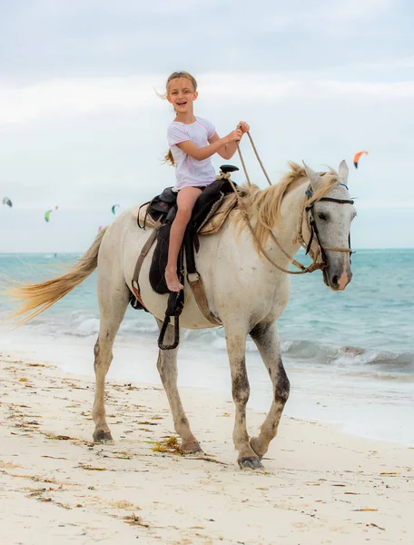 小さな女の子はキューバのビーチで馬に乗っています カヤココ島 — ストック写真