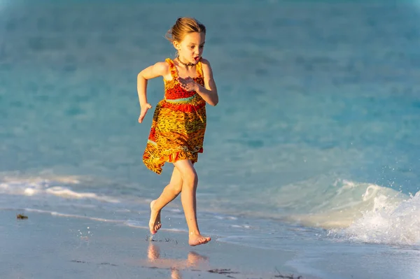 砂浜を走る可愛い女の子 キューバだ ココ島 — ストック写真