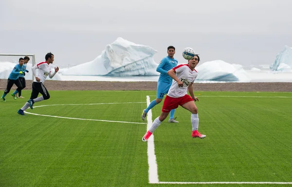 Qeqertarsuaq 西格陵兰 2018年7月8日 格陵兰人在大西洋海岸绿草足球场进行足球训练 有大海和冰山的足球场 — 图库照片