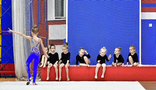 俄罗斯圣彼得堡 2020年2月2日 儿童节奏体操比赛 崛起之星 体操比赛中可爱的女运动员 — 图库照片