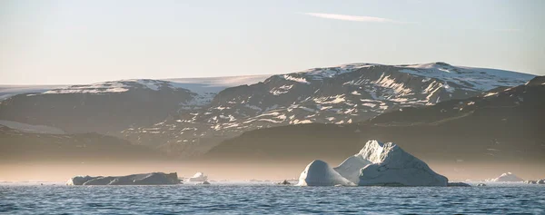 Icebergs Sunset Disko Bay Gronelândia Ocidental — Fotografia de Stock