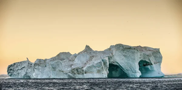 Icebergs Sunset Disko Bay Gronelândia Ocidental — Fotografia de Stock