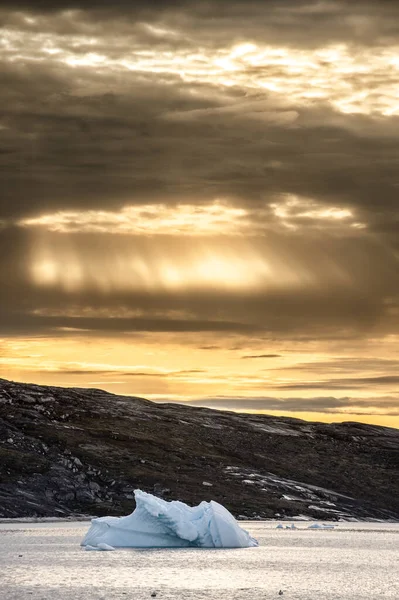 日落时的冰山 西格陵兰迪斯科湾 — 图库照片