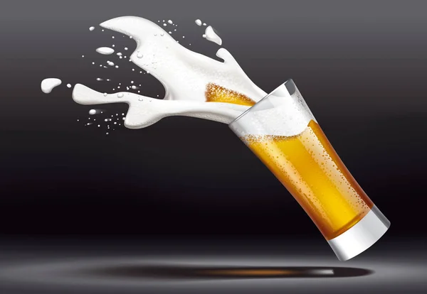 Bier Und Schaumspritzer Auf Dunklem Hintergrund — Stockfoto