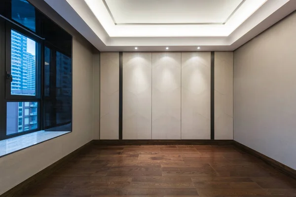 Quarto vazio com piso em parquet e decoração de papel de parede — Fotografia de Stock