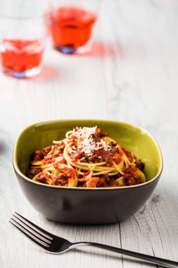 Spagetti Bolonez parmesan peyniri ile