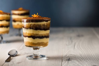 Tiramisu tatlı gri bir rustik tablo