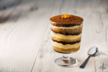 Tiramisu tatlı gri bir rustik tablo