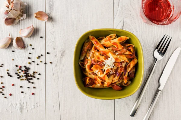 Penne těstoviny s Chorizo krémová tomatová omáčka — Stock fotografie