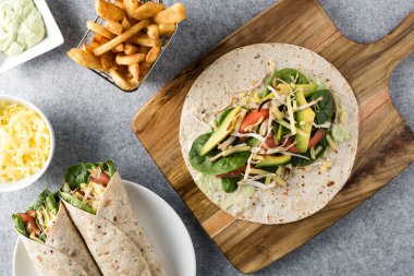 rendelenmiş mangalda tavuk sarar havuç, peynir, avokado ile bir