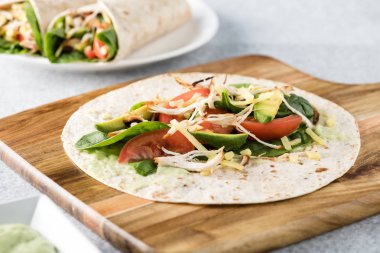 rendelenmiş mangalda tavuk sarar havuç, peynir, avokado ile bir