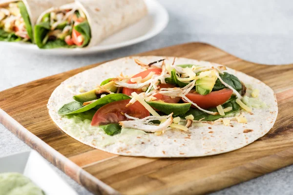 rendelenmiş mangalda tavuk sarar havuç, peynir, avokado ile bir