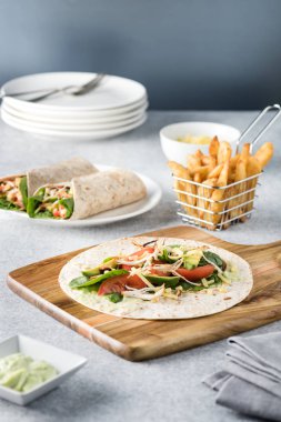 rendelenmiş mangalda tavuk sarar havuç, peynir, avokado ile bir