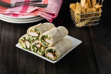 Ekmekli Tavuk burrito Wrap ile taze marul peynir rustik üzerinde