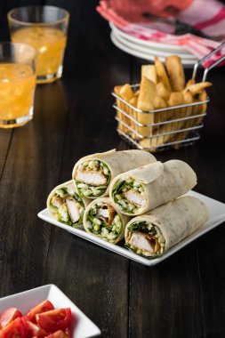 Ekmekli Tavuk burrito Wrap ile taze marul peynir rustik üzerinde