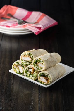Ekmekli Tavuk burrito Wrap ile taze marul peynir rustik üzerinde