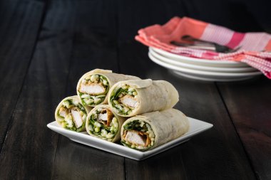 Ekmekli Tavuk burrito Wrap ile taze marul peynir rustik üzerinde