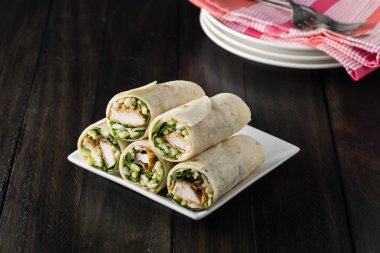 Ekmekli Tavuk burrito Wrap ile taze marul peynir rustik üzerinde