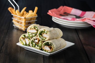 Ekmekli Tavuk burrito Wrap ile taze marul peynir rustik üzerinde
