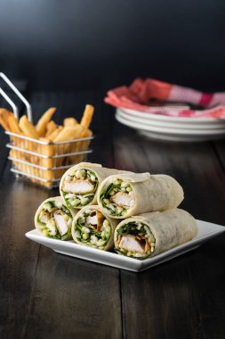 Ekmekli Tavuk burrito Wrap ile taze marul peynir rustik üzerinde