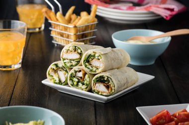 Ekmekli Tavuk burrito Wrap ile taze marul peynir rustik üzerinde