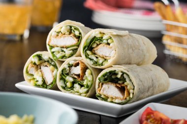 Ekmekli Tavuk burrito Wrap ile taze marul peynir rustik üzerinde