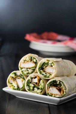 Ekmekli Tavuk burrito Wrap ile taze marul peynir rustik üzerinde