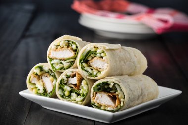 Ekmekli Tavuk burrito Wrap ile taze marul peynir rustik üzerinde