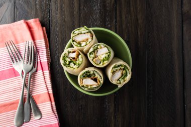 Ekmekli Tavuk burrito Wrap ile taze marul peynir rustik üzerinde