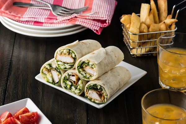 Embrulho de burrito de frango empanado com queijo de alface fresco no rústico — Fotografia de Stock