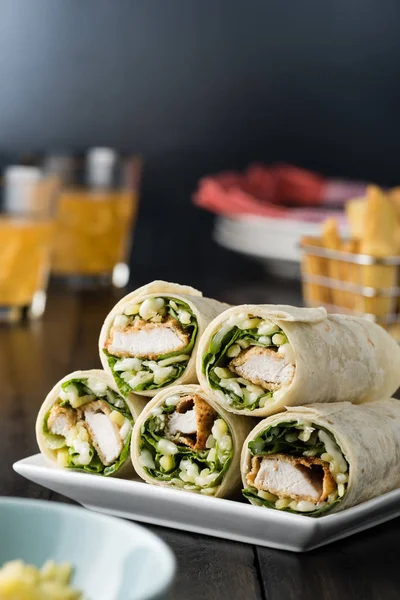 Παναρισμένο κοτόπουλο burrito τυλίξτε με φρέσκο τυρί μαρούλι σε ρουστίκ — Φωτογραφία Αρχείου