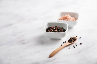 Tuz ve biber bir tablo 