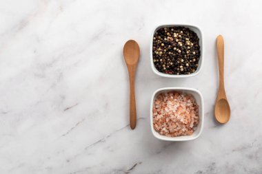 Tuz ve biber bir tablo 