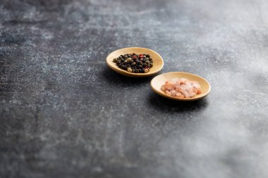 Tuz ve biber bir tablo 