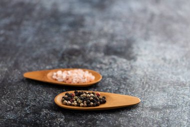 Tuz ve biber bir tablo 