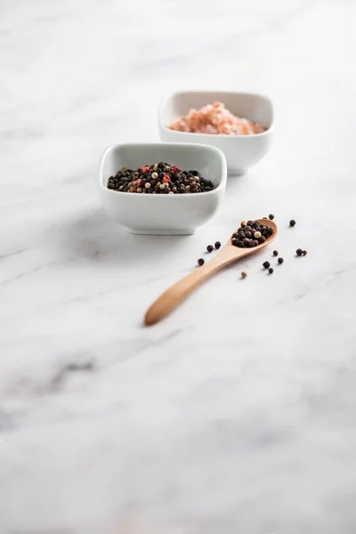 Salt og pepper på et bord – stockfoto