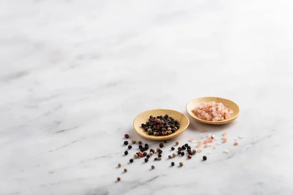 Sal e pimentão em uma mesa — Fotografia de Stock