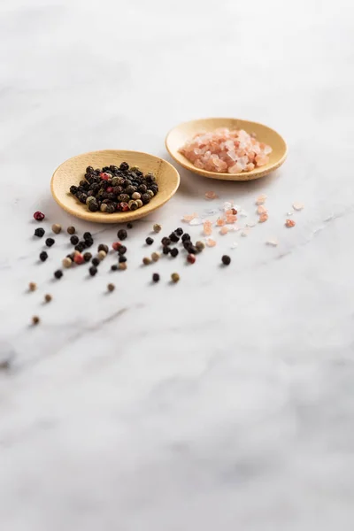 Sal e pimentão em uma mesa — Fotografia de Stock