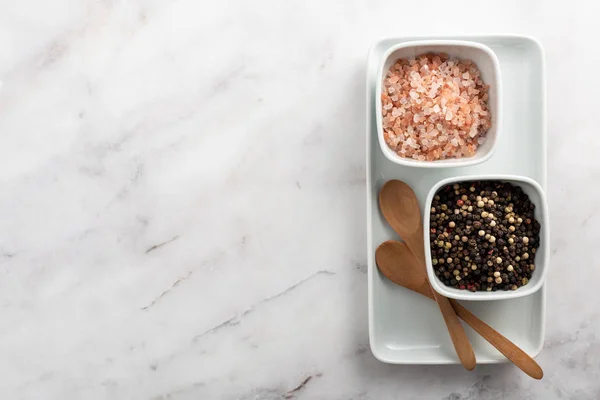 Sal y pimienta en una mesa — Foto de Stock