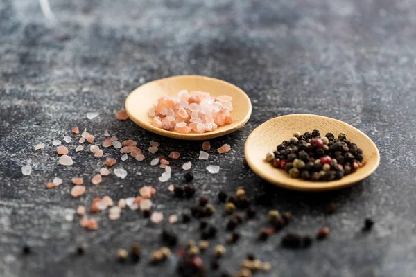 Sal y pimienta en una mesa — Foto de Stock