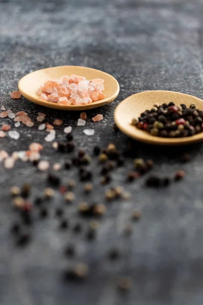 Sól i pieprz na stole — Zdjęcie stockowe