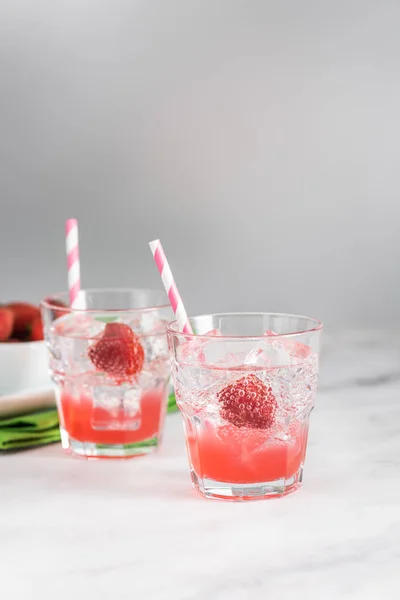 Shirley Strawberry Ginger cocktai — 图库照片