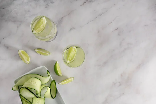 Preparando Pepino Cooler mocktail flatlay — Fotografia de Stock