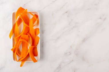 Mermer tezgahta havuç kurdeleleri