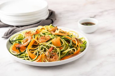  Mermer tezgahta karidesli kabak salatası.