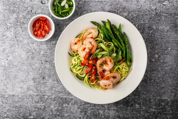 Zucchini Noodles Spicy Thai Style Prawns Flatlay — Stock Photo, Image