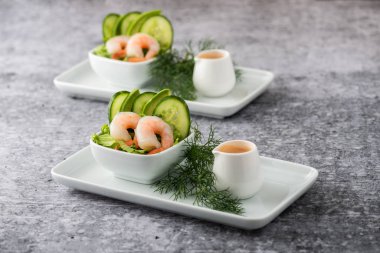 karides salatası ve iğrenç bir arka plan.